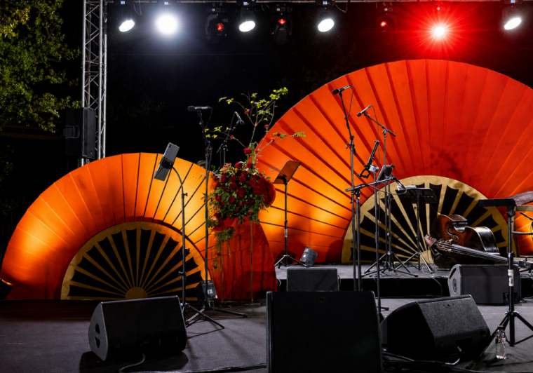 Podium met waaierdecor